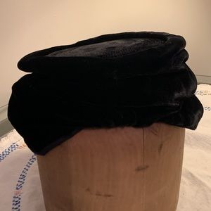 Vintage 1950s Black Velvet Pill Hat